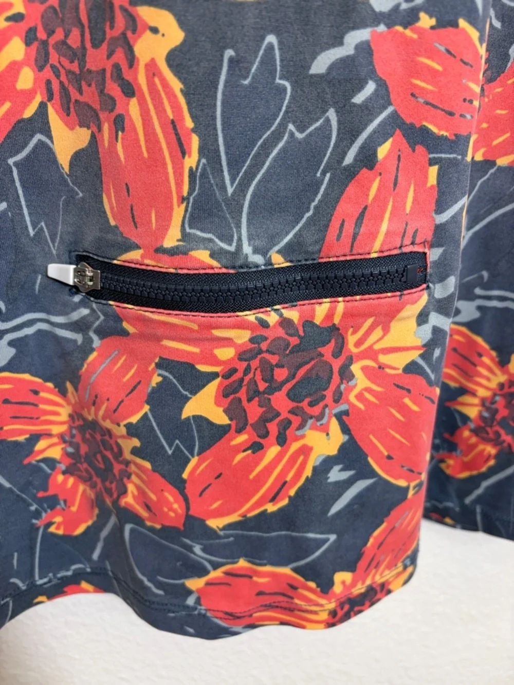 Hang Ten back hang zipper